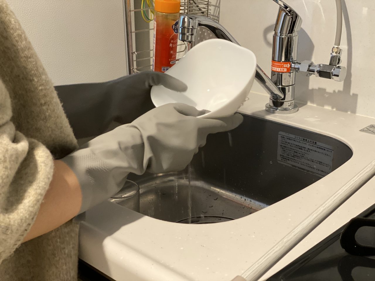キッチン　食器洗い　ゴム手袋