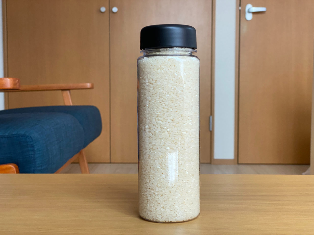 ボトル型のプラ容器に米を収納