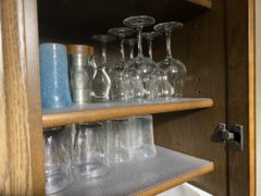 食器棚の棚に滑り止めシートを敷いて使用