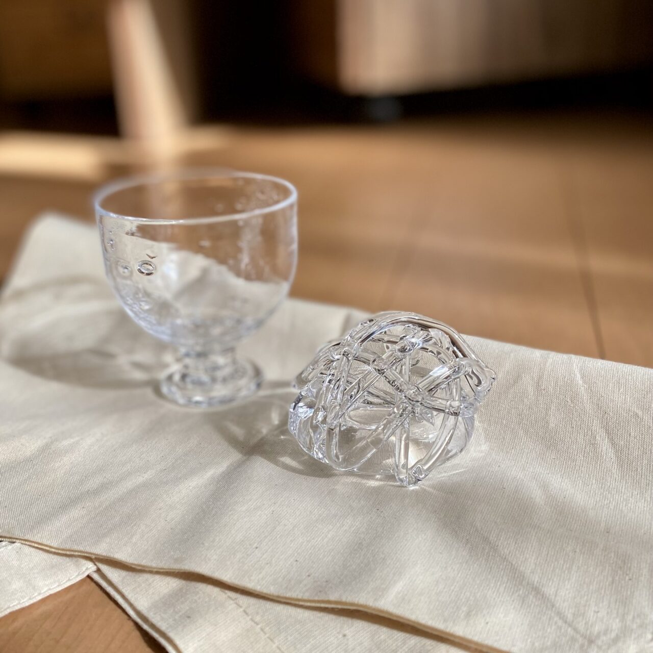 北海道の作家さんが作ったガラスの花留めの画像。