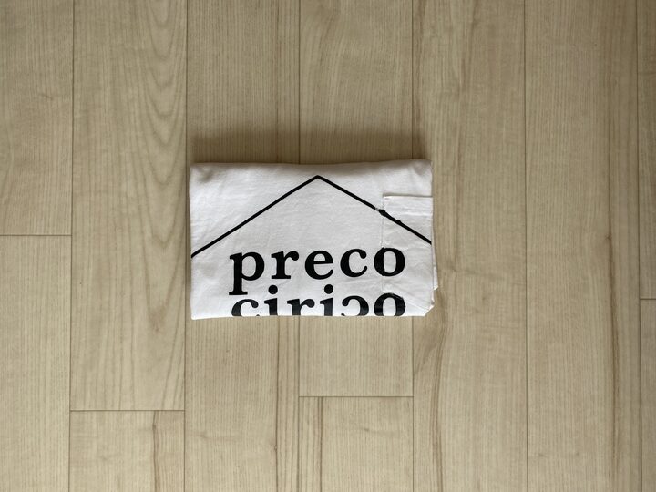 プレコチリコのTシャツがたたんである。