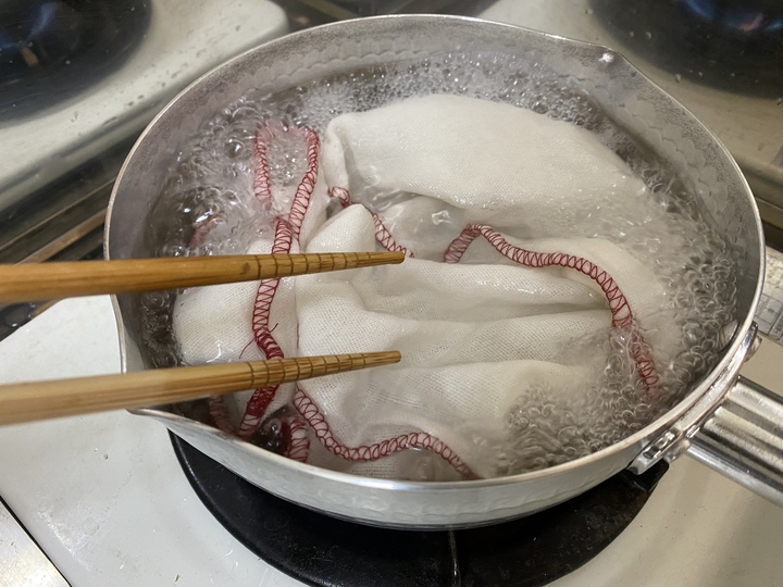 ふきんを煮沸消毒中