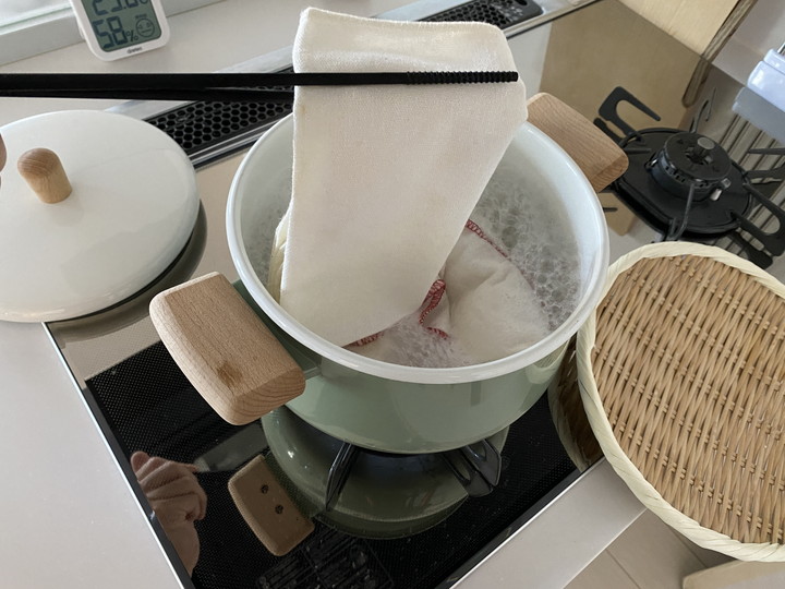 オキシクリーンで布巾の煮洗い_鍋に布巾を入れる