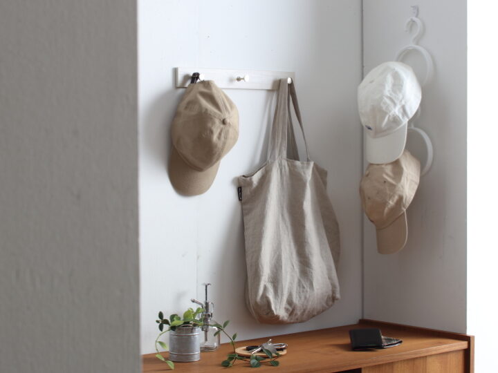セリアで作る狭い玄関の帽子掛け｜ウォールフック活用術の画像