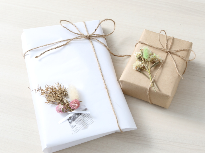 プレゼントの簡単なラッピングは？服や箱など形別の包み方の画像