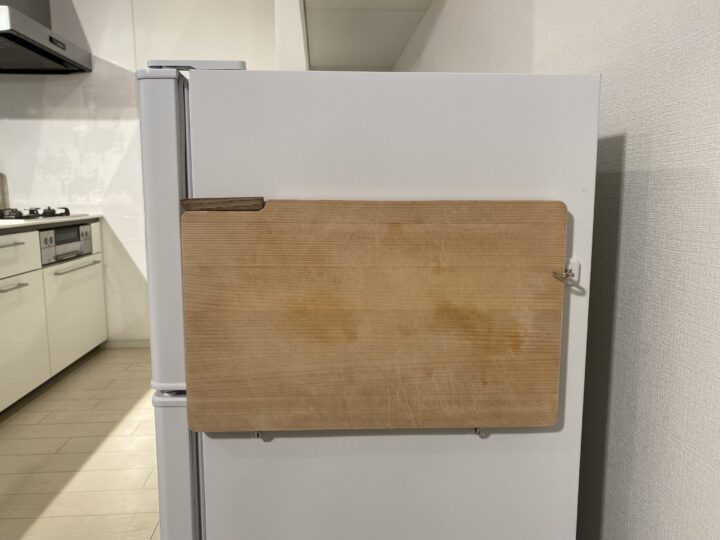 大きく重いまな板もネオジムフックを組み合わせて冷蔵庫横に浮かせる