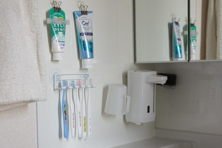 洗面所を清潔に│壁と隙間を使った歯ブラシを浮かせる収納法の画像