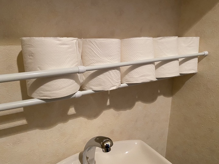 トイレ　浮かせる　収納　突っ張り棒　トイレットペーパー　清潔