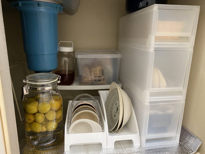 狭いキッチンの食器収納アイデア！100均で揃う収納アイテムもの画像