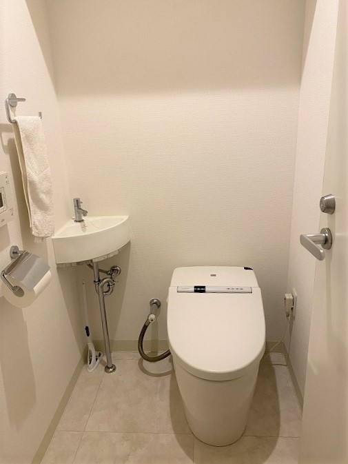トイレのカビ予防は浮かせる収納で解決！清潔に保つ収納法の画像