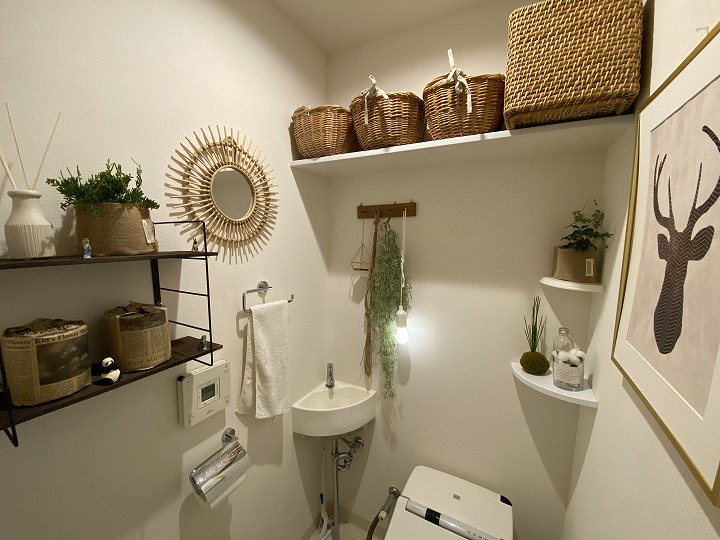 トイレの壁面を活用したインテリアを楽しむおしゃれなお部屋作りの画像